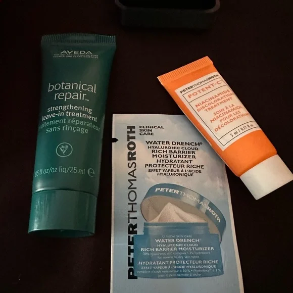 BUNDLE Betsey Johnson Colorful Cleansing Facial Wipes w/ gold tone earrings, - Picture 3 of 4